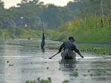 A Yanayacu Indian Fisherman Floats His Canoe in the Yanayacu River Photographie par Gordon Wiltsie