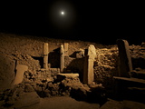 Pillars Stand at Gobekli Tepe, the Oldest known Temple Fotografie-Druck von Vincent J. Musi