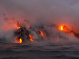 Hot Magma Spills into the Sea from under a Hardened Lava Crust Impressão fotográfica por Patrick McFeeley Hot Magma Spills into the Sea from under a Hardened Lava Crust Impressão fotográfica por Patrick McFeeley