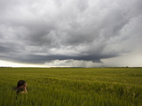 Photographer Taking Photos of Approaching Supercell and Wheat Field Valokuvavedos tekijänä Mike Theiss