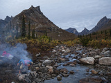 An Extreme Trekker Prepares a Campfire in the Arrigetch Valley Fotografisk trykk av Michael Christopher Brown An Extreme Trekker Prepares a Campfire in the Arrigetch Valley Fotografisk trykk av Michael Christopher Brown