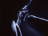 Close Up of Man Inserting a Contact Lens into His Eye Photographie par Paul Damien