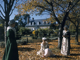 Women in 18th-Century Costume Reenact at Colonial Williamsburg Photographie par Luis Marden