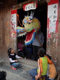 A Dragon Emerges from a Dragon Maker's Shop to Scare Children Photographie par O. Louis Mazzatenta