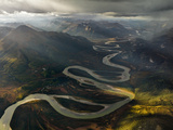 The Alatna River Winds Trough a Pass in the Brooks Range Fotografisk trykk av Michael Christopher Brown The Alatna River Winds Trough a Pass in the Brooks Range Fotografisk trykk av Michael Christopher Brown