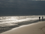 A Couple on the Atlantic Shoreline and Sunlight Reflections Photographie par Karen Kasmauski