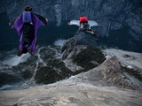 Climbers Base Jump from Half Dome and Hike Down the Back of the Mountain Photographie par Jimmy Chin