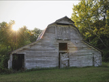 Sun Rises Behind a 100-Year-Old Barn Along Historic Maple Grove Road Photographie par Steve Raymer