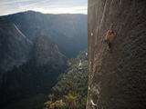 A Climber, Without a Rope, Grips an Expanse of El Capitan Photographie par Jimmy Chin