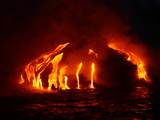 Glowing Hot Lava Flowing into the Sea at Night Impressão fotográfica por Patrick McFeeley Glowing Hot Lava Flowing into the Sea at Night Impressão fotográfica por Patrick McFeeley