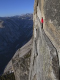 A Climber Walks a 40-Foot-Long Sliver of Granite on Half Dome, Named the Thank God Ledge Photographie par Jimmy Chin