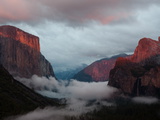Fog Settles over Yosemite Valley Photographie par Jimmy Chin