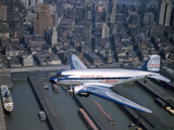 A United Airlines Mainliner Flies Through the Air Impressão fotográfica por Luis Marden