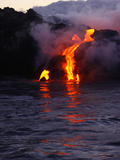 Glowing Lava Flowing into the Sea Impressão fotográfica por Patrick McFeeley Glowing Lava Flowing into the Sea Impressão fotográfica por Patrick McFeeley