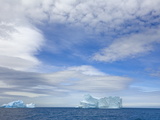 Dramatic Clouds Above Blue Icebergs in the Southern Ocean Photographie par John and Yva Eastcott And Momatiuk