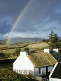 A Rainbow Arches over a Thatched White Cottage and Nearby Fields Photographie par Robert Sisson