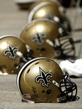 Saints Raiders Football: Oakland, CA - New Orleans Saints Helmets Fotografie-Druck von Tony Avelar
