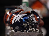 Bears Broncos Football: Denver, CO - Denver Broncos Helmet Fotografie-Druck von Jack Dempsey