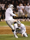 Chargers Raiders Football: Oakland, CA - Sebastian Janikowski and Shane Lechler Fotografie-Druck von Marcio Sanchez
