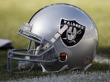 Raiders Broncos Football: Denver, CO - Oakland Raiders helmet Fotografisk tryk af Jack Dempsey