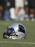 Panthers Camp Football: Spartanburg, SOUTH CAROLINA - A Carolina Panthers Helmet Fotografisk trykk av Chuck Burton Panthers Camp Football: Spartanburg, SOUTH CAROLINA - A Carolina Panthers Helmet Fotografisk trykk av Chuck Burton