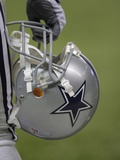 Cowboys Camp Football: San Antonio, TEXAS - A Dallas Cowboys Helmet Photographie par Eric Gay