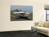 An F/A-18E Super Hornet Trap Landing on the Flight Deck of Uss Harry S. Truman Mural por Stocktrek Images An F/A-18E Super Hornet Trap Landing on the Flight Deck of Uss Harry S. Truman Mural por Stocktrek Images