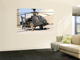 British Soldiers Perform Maintenance on an Apache Helicopter Mural por Stocktrek Images