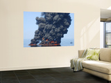 Dark Clouds of Smoke and Fire Emerge as Oil Burns During a Controlled Fire in the Gulf of Mexico Mural por Stocktrek Images