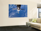 Space Shuttle Discovery Approaches the International Space Station Mural por Stocktrek Images
