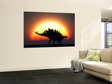 A Stegosaurus Silhouetted Against the Setting Sun at the End of a Prehistoric Day Mural por Stocktrek Images A Stegosaurus Silhouetted Against the Setting Sun at the End of a Prehistoric Day Mural por Stocktrek Images