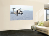 An Mh-60R Seahawk Helicopter in Flight over the Pacific Ocean Mural por Stocktrek Images An Mh-60R Seahawk Helicopter in Flight over the Pacific Ocean Mural por Stocktrek Images