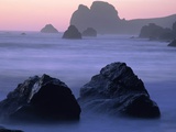 USA, California, Redwood National Park, Rocky shore with surf, dusk Photographie par Theo Allofs