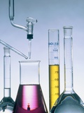 Different flasks with fluids Photographie par Paul Steeger
