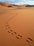 Footprints in sand Fotografie-Druck von Frans Lemmens