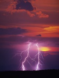 Lightning Storm at Sunset Photographie par Jim Zuckerman