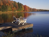 Adirondack Chairs on Dock at Lake Fotografisk tryk af Ralph Morsch Adirondack Chairs on Dock at Lake Fotografisk tryk af Ralph Morsch