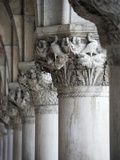 Columns of the Doge's Palace Photographie par Tom Grill