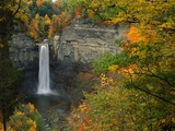 Waterfall Amongst Autumn Foliage Photographie par Ron Watts