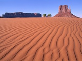 Butte in desert, Monument Valley, Arizona, USA Photographie par Theo Allofs