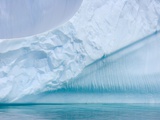 Iceberg Floating in Sea Lámina fotográfica por John and Yva Eastcott And Momatiuk Iceberg Floating in Sea Lámina fotográfica por John and Yva Eastcott And Momatiuk