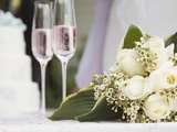 Wedding bouquet and champagne glasses Fotografisk trykk av Marnie Burkhart