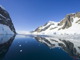 Coastal Mountains Bordering Gerlache Strait Fotografie-Druck von John and Yva Eastcott And Momatiuk