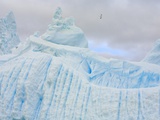 Stranded Icebergs Sculpted by Waves and Melt Lámina fotográfica por John and Yva Eastcott And Momatiuk Stranded Icebergs Sculpted by Waves and Melt Lámina fotográfica por John and Yva Eastcott And Momatiuk