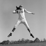 1960s Quarterback Jumping And Throwing Pass Football Photographie par H. Armstrong Roberts