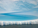 Stranded Iceberg in Shallow Bay Near Boothe Island Lámina fotográfica por John and Yva Eastcott And Momatiuk Stranded Iceberg in Shallow Bay Near Boothe Island Lámina fotográfica por John and Yva Eastcott And Momatiuk