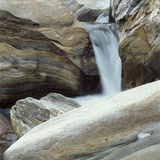 Waterfall in Verzasca Valley Photographie par Micha Pawlitzki