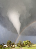 Tornado over Farmhouse in Kansas Fotografie-Druck von Eric Nguyen