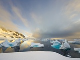 Evening Light on Mountains and Icebergs on Antarctic Peninsula Lámina fotográfica por John and Yva Eastcott And Momatiuk Evening Light on Mountains and Icebergs on Antarctic Peninsula Lámina fotográfica por John and Yva Eastcott And Momatiuk