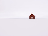 Red Wooden House Surrounded by Snow Photographie par Bruno Ehrs